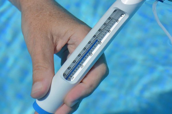 Thermomètre pour piscine : les critères de choix à retenir