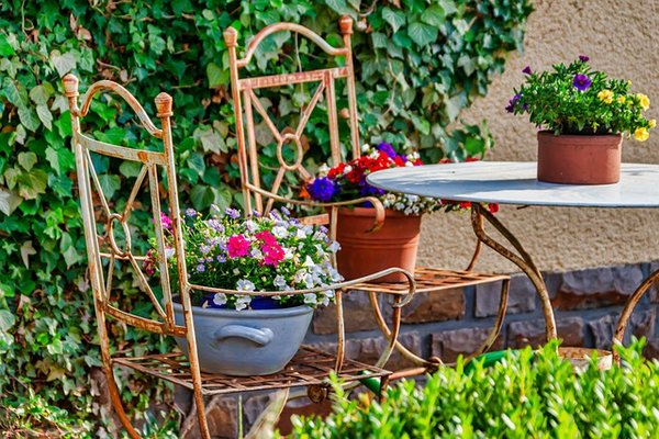 Pourquoi opter pour un salon de détente bas dans votre jardin ?