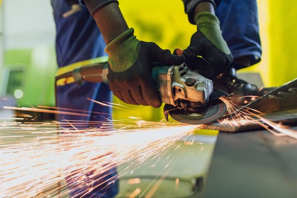 Quels sont les avantages adoptés pour une meuleuse Makita ?